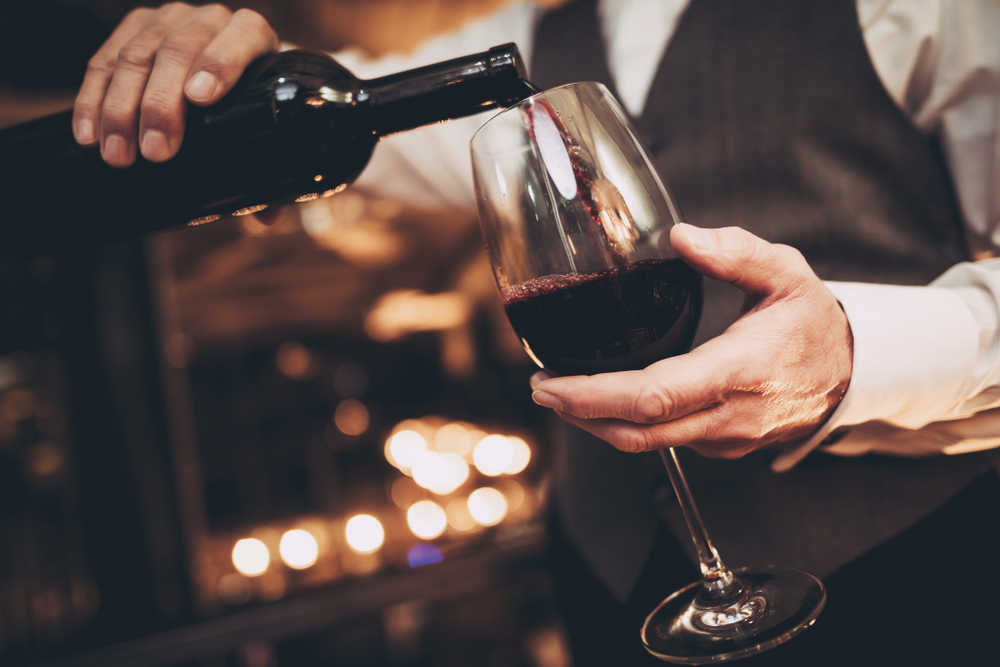 Sirve el vino en tu restaurante como un profesional
